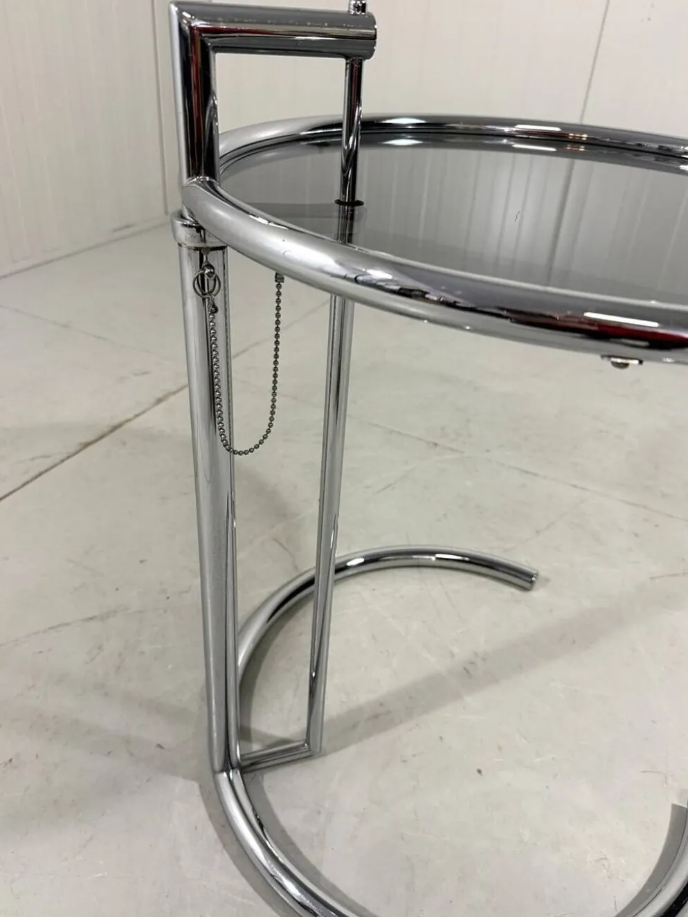 Table d'appoint réglable E1027 Eileen Gray Vereinigte Werkstätten