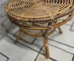 Table d’appoint ronde vintage en rotin – années 60/70