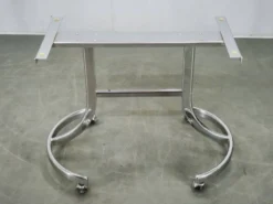 Table d'appoint roulant en chrome et verre fumé de l'ère spatiale italienne des années 1970