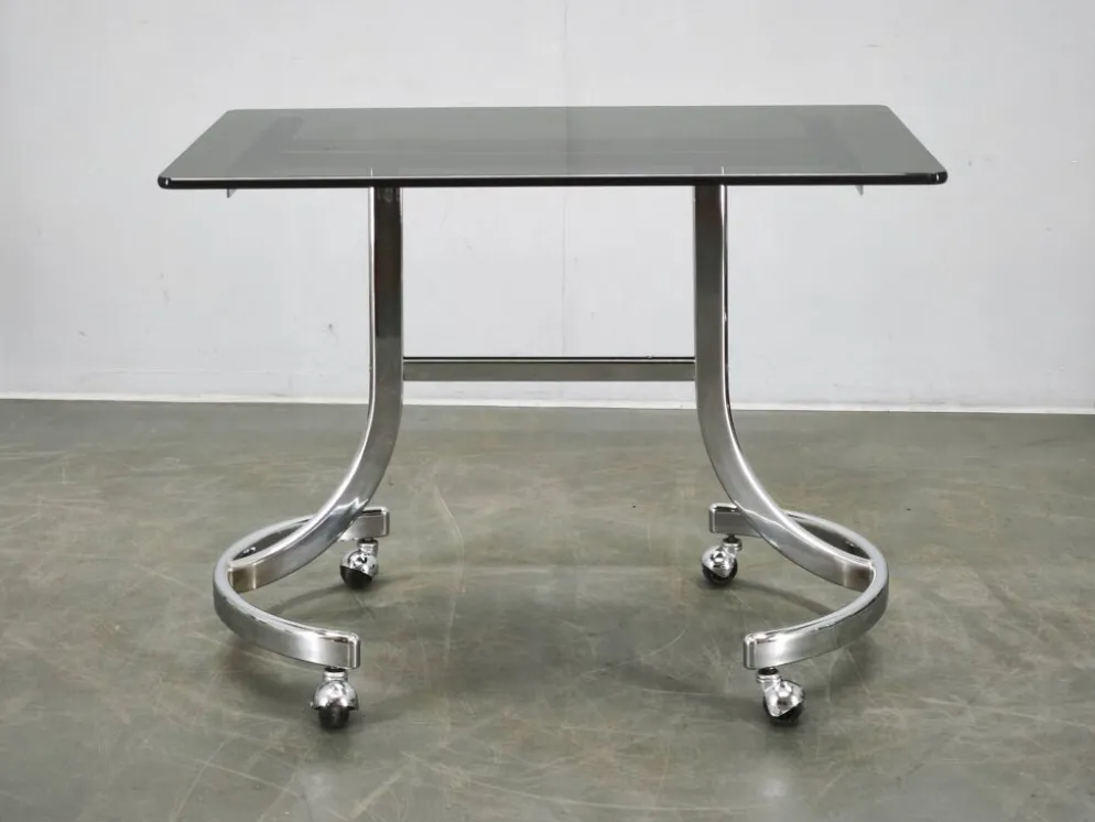 Table d'appoint roulant en chrome et verre fumé de l'ère spatiale italienne des années 1970