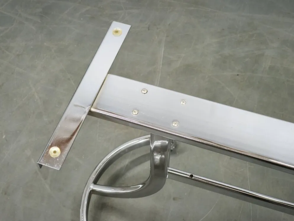 Table d'appoint roulant en chrome et verre fumé de l'ère spatiale italienne des années 1970