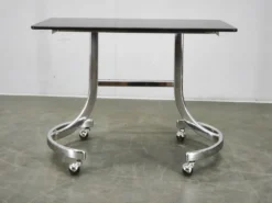 Table d'appoint roulant en chrome et verre fumé de l'ère spatiale italienne des années 1970