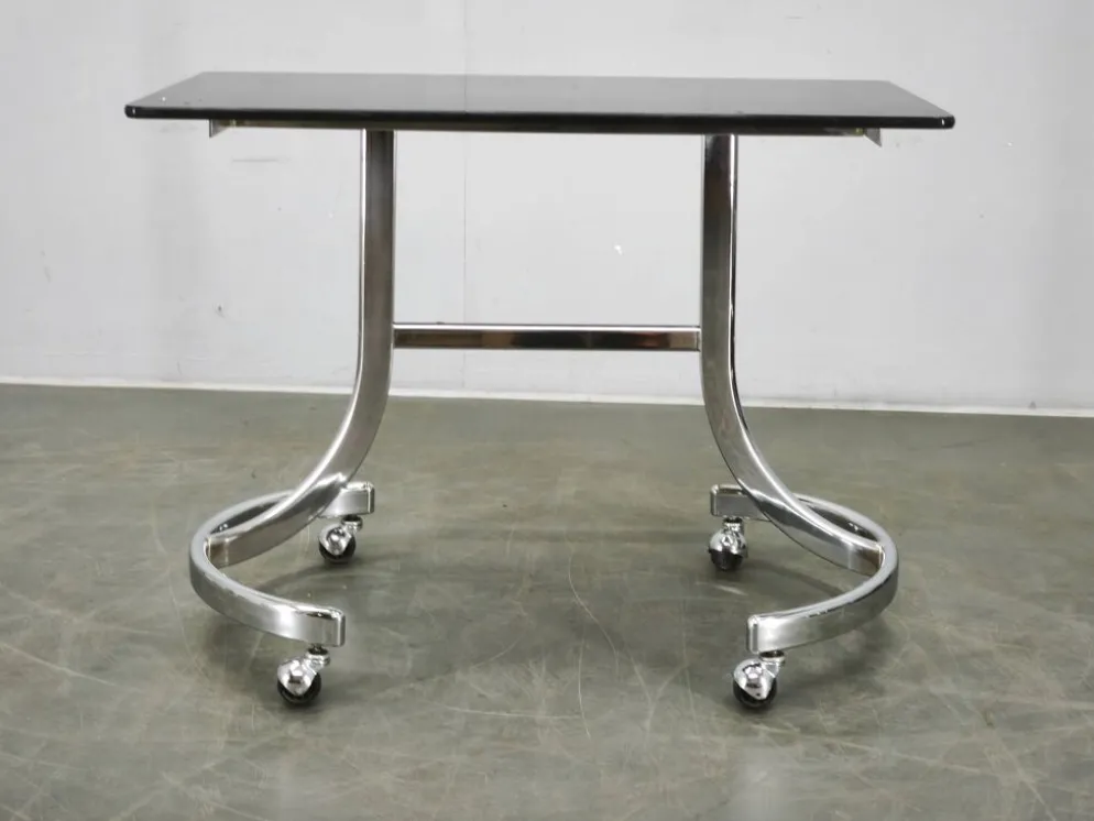 Table d'appoint roulant en chrome et verre fumé de l'ère spatiale italienne des années 1970
