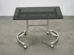 Table d'appoint roulant en chrome et verre fumé de l'ère spatiale italienne des années 1970