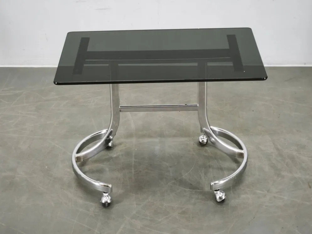 Table d'appoint roulant en chrome et verre fumé de l'ère spatiale italienne des années 1970