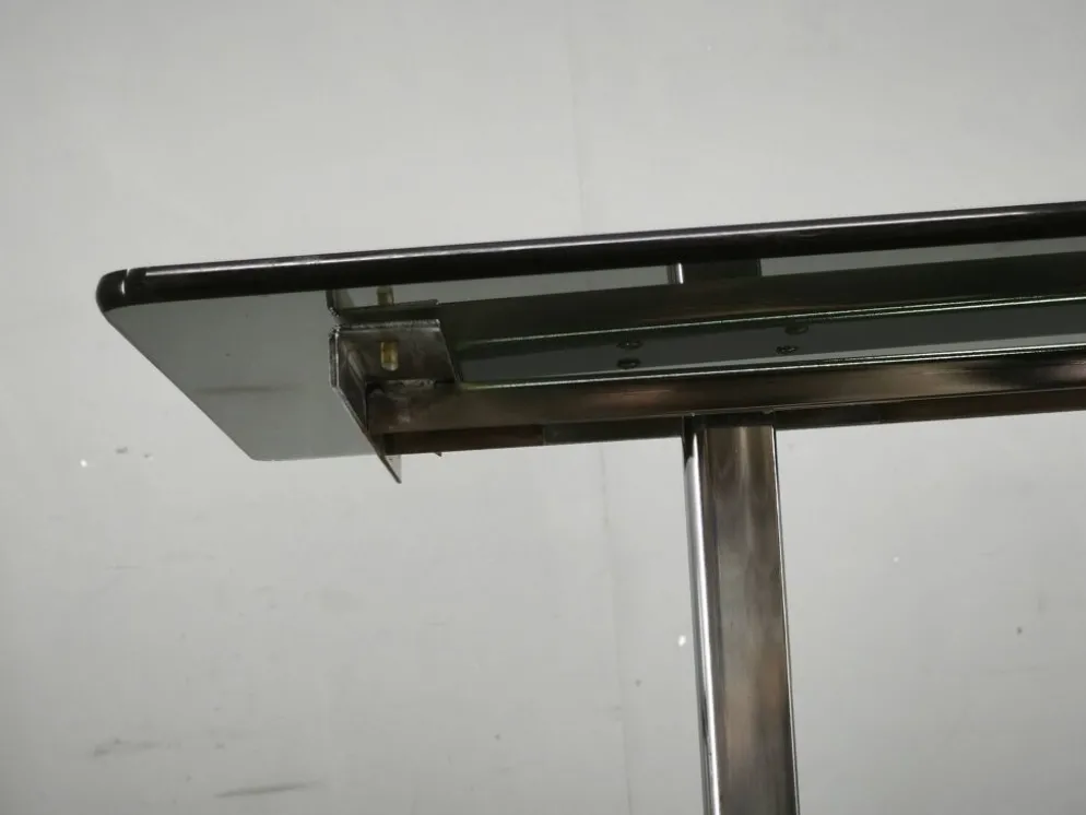 Table d'appoint roulant en chrome et verre fumé de l'ère spatiale italienne des années 1970