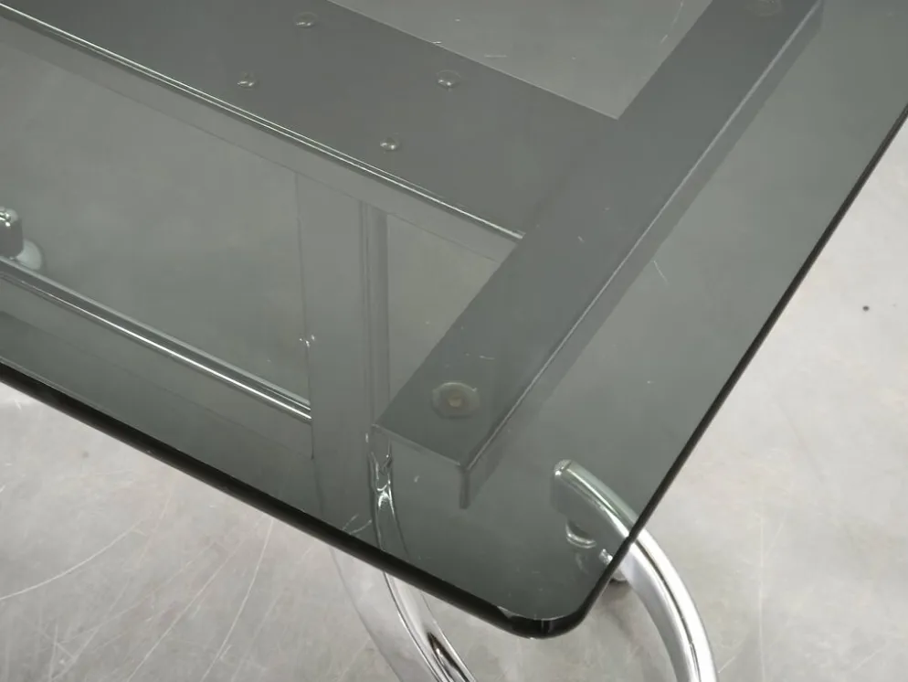 Table d'appoint roulant en chrome et verre fumé de l'ère spatiale italienne des années 1970