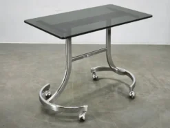 Table d'appoint roulant en chrome et verre fumé de l'ère spatiale italienne des années 1970