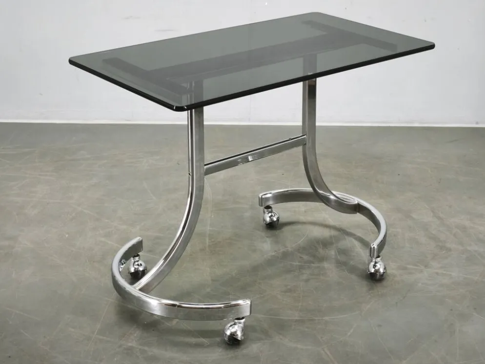 Table d'appoint roulant en chrome et verre fumé de l'ère spatiale italienne des années 1970