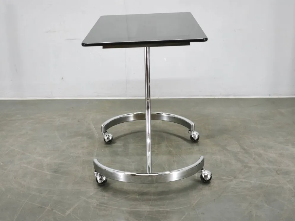 Table d'appoint roulant en chrome et verre fumé de l'ère spatiale italienne des années 1970