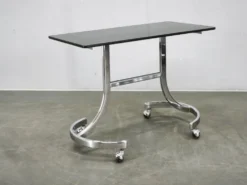 Table d'appoint roulant en chrome et verre fumé de l'ère spatiale italienne des années 1970