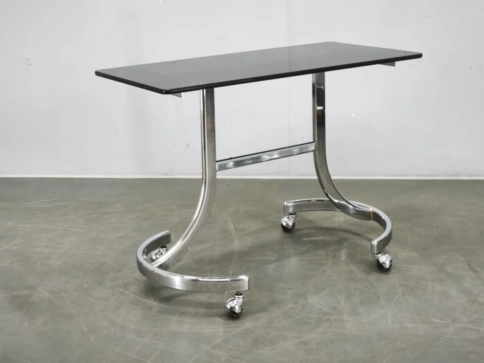Table d'appoint roulant en chrome et verre fumé de l'ère spatiale italienne des années 1970