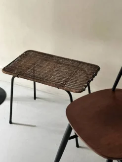 Table d'appoint sellette vintage en métal noir et osier, 1950
