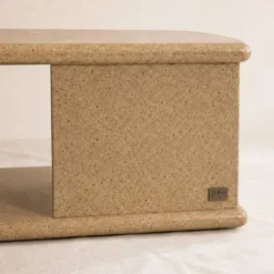 Table d’appoint signé Jean-Claude Mahey bois et résine mouchetée beige