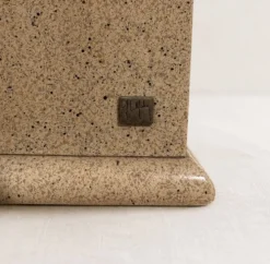 Table d’appoint signé Jean-Claude Mahey bois et résine mouchetée beige