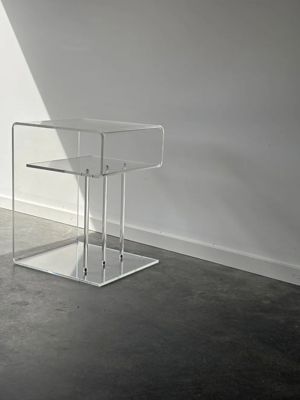 Table d’appoint Space Age en plexiglas transparent – Années 70