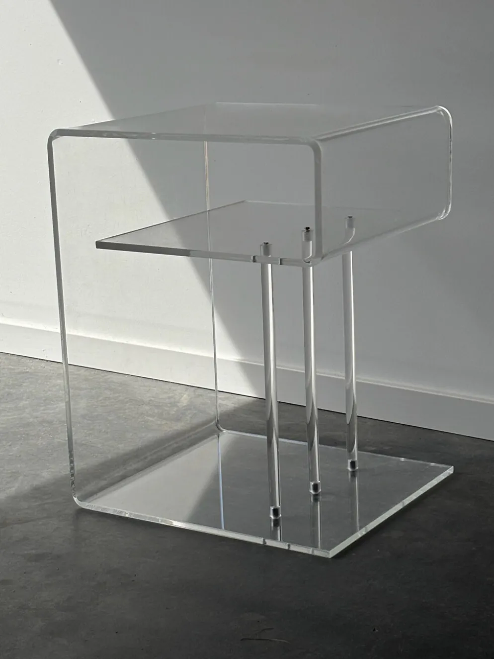Table d’appoint Space Age en plexiglas transparent – Années 70