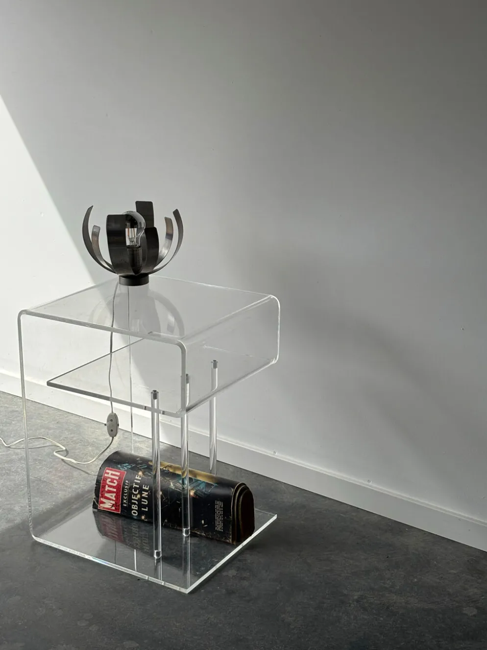 Table d’appoint Space Age en plexiglas transparent – Années 70