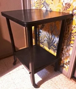 Table d'appoint, style Art Déco Console à roulettes bois noir vernissé 1940