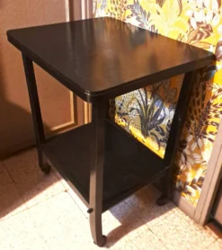 Table d'appoint, style Art Déco Console à roulettes bois noir vernissé 1940