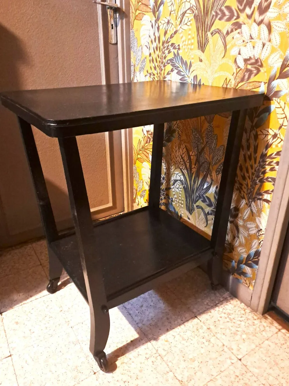 Table d'appoint, style Art Déco Console à roulettes bois noir vernissé 1940