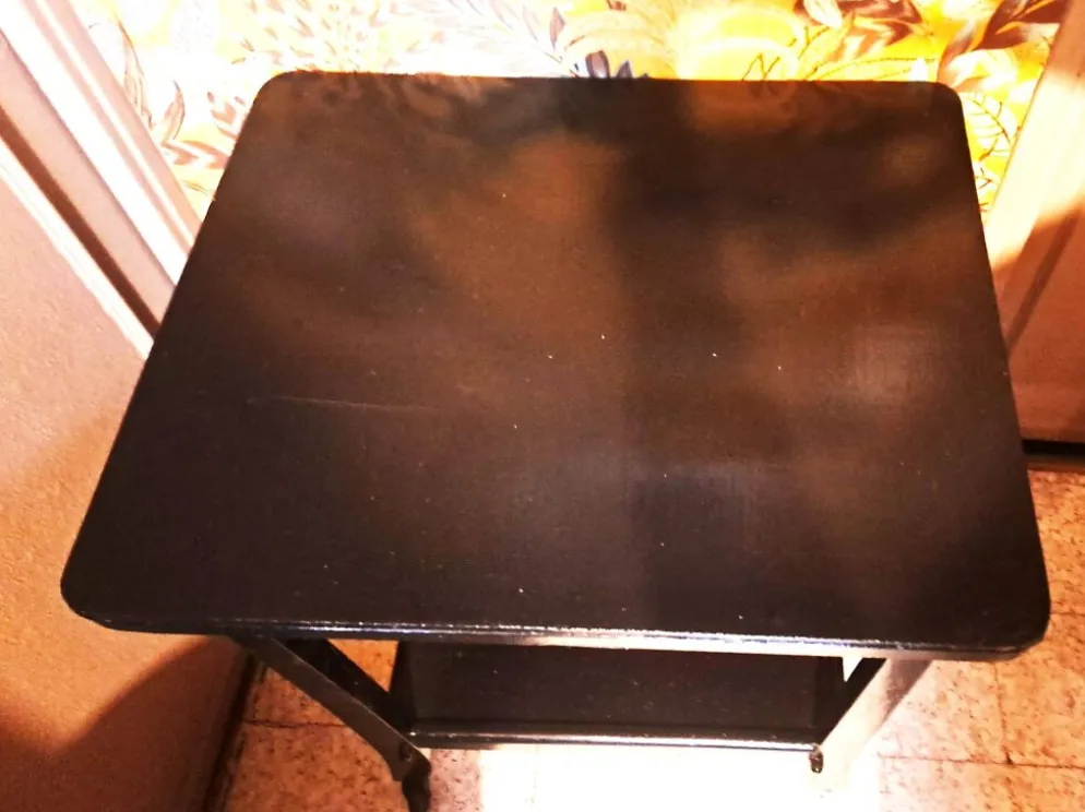 Table d'appoint, style Art Déco Console à roulettes bois noir vernissé 1940