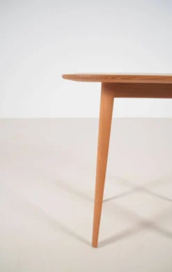 Table d'appoint suédoise Sparven conçue par Carl Malmsten, années 1950.