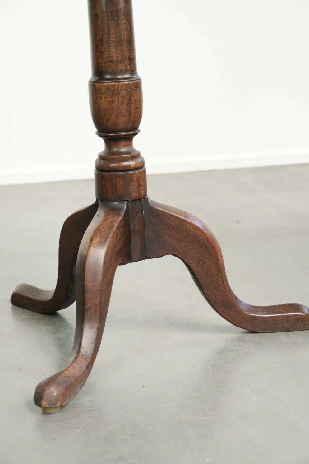 Table d'appoint / table d'angle inclinable anglaise du XVIIIe siècle