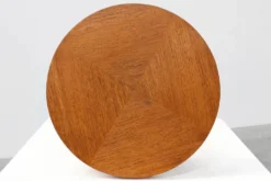 Table d'appoint tripode du milieu du siècle avec des pieds coniques noirs et des pieds en laiton, Italie