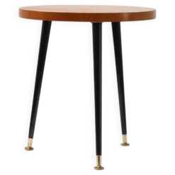 Table d'appoint tripode du milieu du siècle avec des pieds coniques noirs et des pieds en laiton, Italie