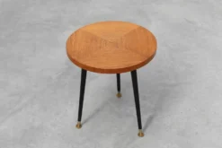 Table d'appoint tripode du milieu du siècle avec des pieds coniques noirs et des pieds en laiton, Italie