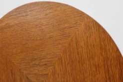 Table d'appoint tripode du milieu du siècle avec des pieds coniques noirs et des pieds en laiton, Italie