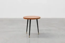 Table d'appoint tripode du milieu du siècle avec des pieds coniques noirs et des pieds en laiton, Italie