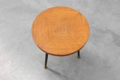 Table d'appoint tripode du milieu du siècle avec des pieds coniques noirs et des pieds en laiton, Italie