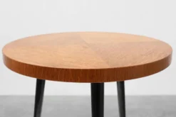 Table d'appoint tripode du milieu du siècle avec des pieds coniques noirs et des pieds en laiton, Italie
