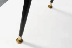 Table d'appoint tripode du milieu du siècle avec des pieds coniques noirs et des pieds en laiton, Italie