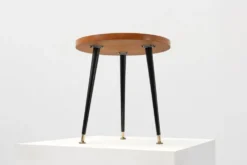 Table d'appoint tripode du milieu du siècle avec des pieds coniques noirs et des pieds en laiton, Italie