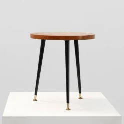 Table d'appoint tripode du milieu du siècle avec des pieds coniques noirs et des pieds en laiton, Italie