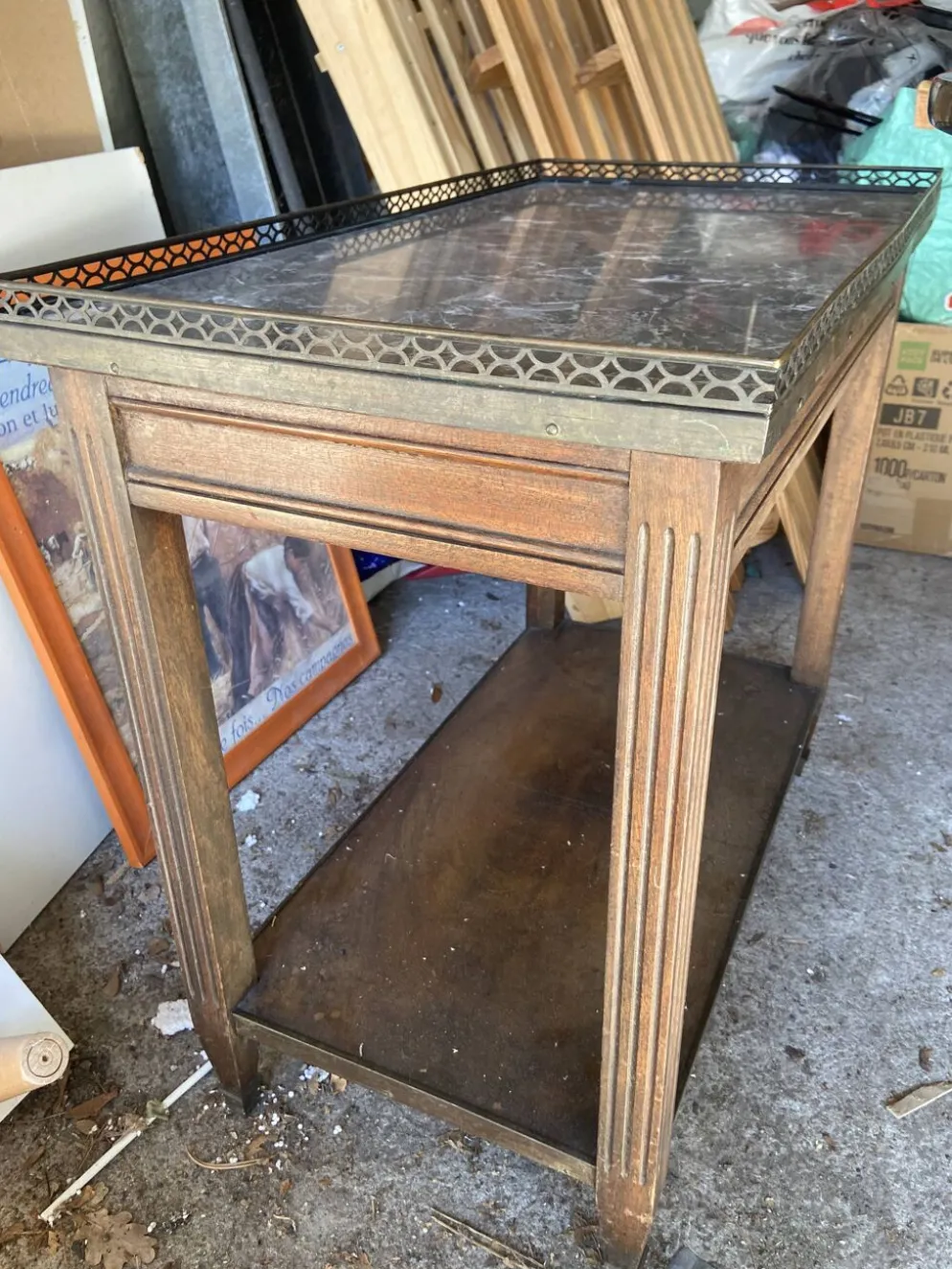Table d’appoint vintage en bois et plateau marbré