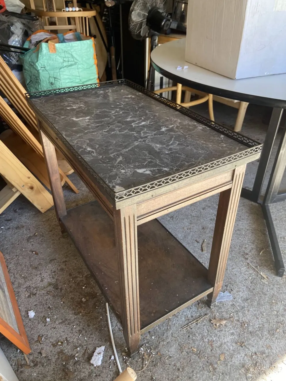 Table d’appoint vintage en bois et plateau marbré