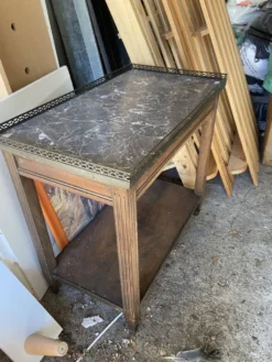 Table d’appoint vintage en bois et plateau marbré