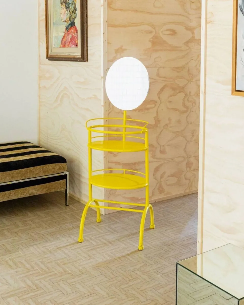 Table d’appoint vintage en métal avec miroir, années 1960 - étagère jaune multifonction d’Italie