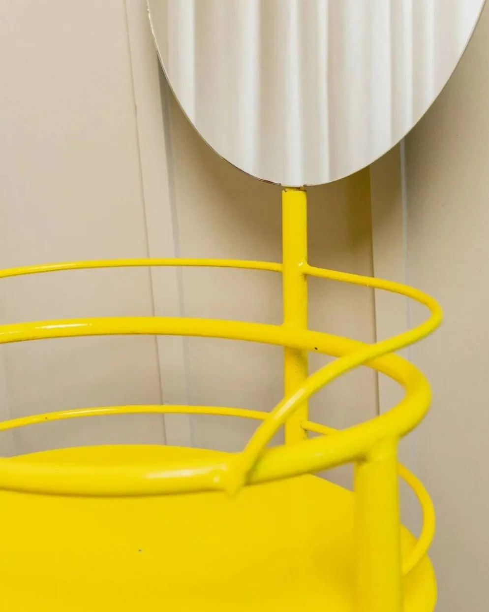 Table d’appoint vintage en métal avec miroir, années 1960 - étagère jaune multifonction d’Italie