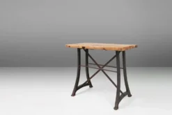 Table de bar/bistro industrielle avec pieds en fonte et plateau en bois, Belgique 192