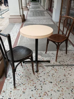 Table de bistrot