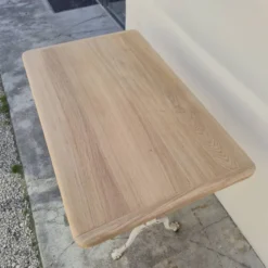 Table de bistrot ancienne en bois aérogommé et fonte