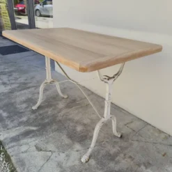 Table de bistrot ancienne en bois aérogommé et fonte