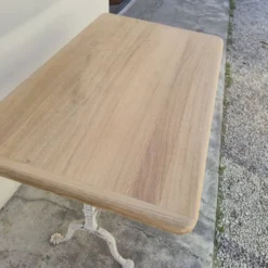 Table de bistrot ancienne en bois aérogommé et fonte