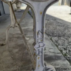 Table de bistrot ancienne en bois aérogommé et fonte
