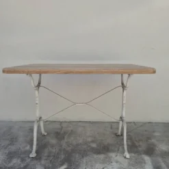 Table de bistrot ancienne en bois aérogommé et fonte